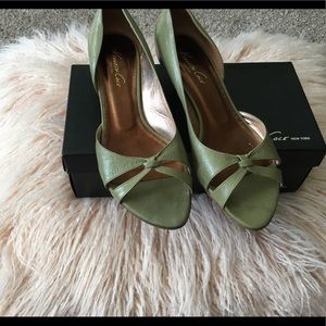Kenneth Cole NY kitten heel shoes